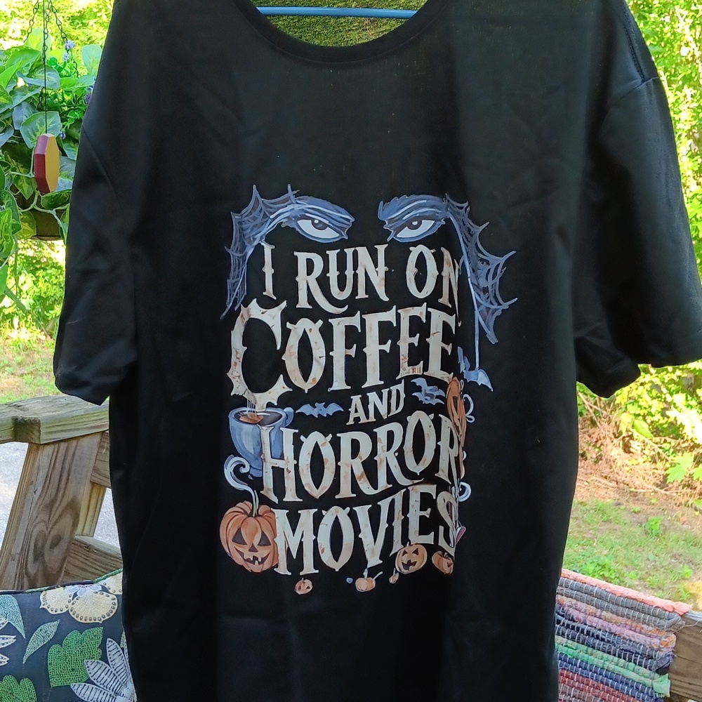 🆕️MENS XXL "I RUN ON COFFEE & HORROR MOVIES" GRAPHIC TSHIRT - Picture 9 of 13